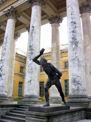 Статуя «Юноша, играющий в свайку». Логановский Александр Васильевич, 1836 г.