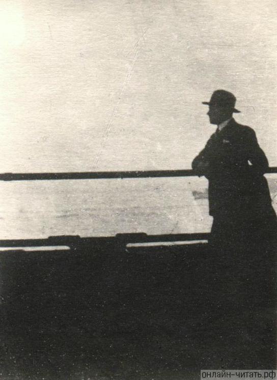 В. Маяковский на борту парохода «Эспань», 1925